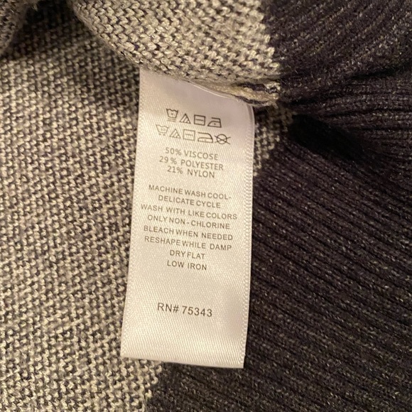 Tahari Black and Cream Plaid Sweater Size XL - Picture 3 of 4